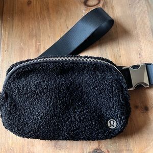 Lululemon Everywhere belt bag black sherpa